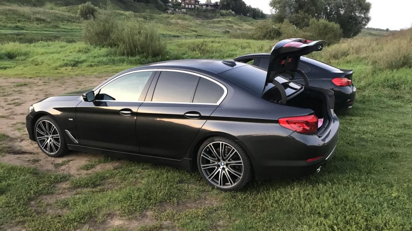 БМВ м5 Компетишен 2023 мокрый асфальт