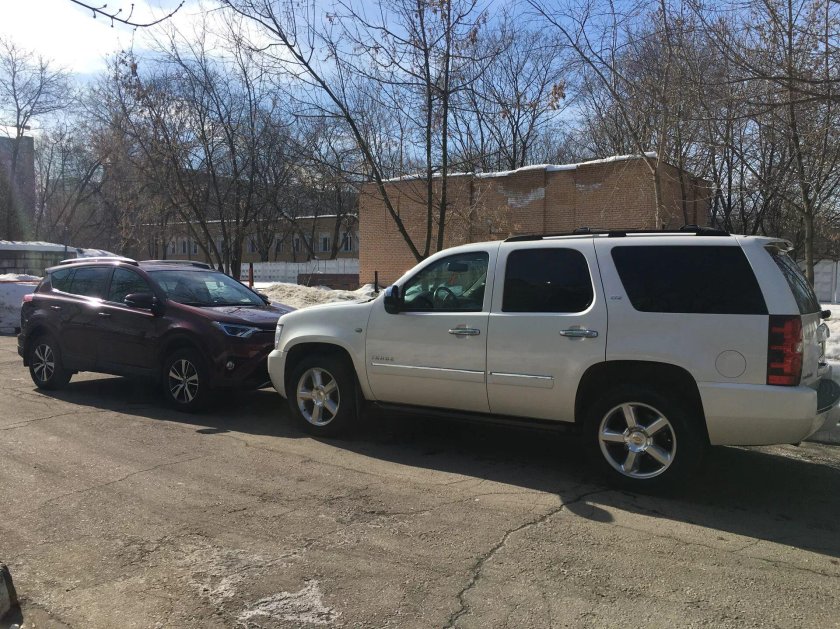 Шевроле Тахо во дворе