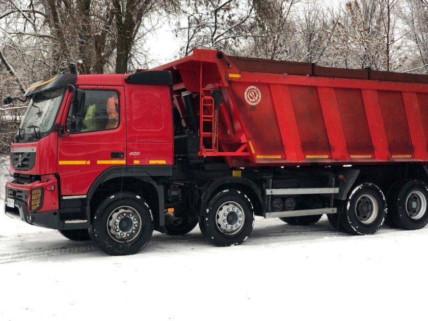 Вольво четырехосный самосвал