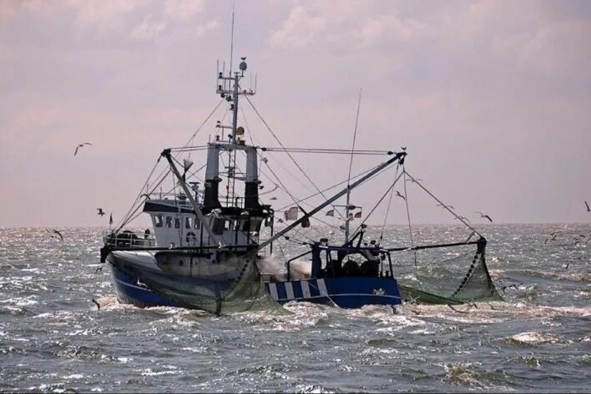 Рыболовецкое судно в черном море