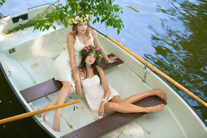 Девушка в лодке