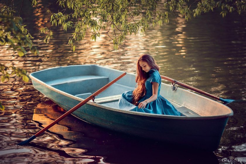 Девушка в лодке