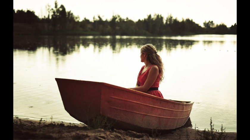 Девушка в лодке