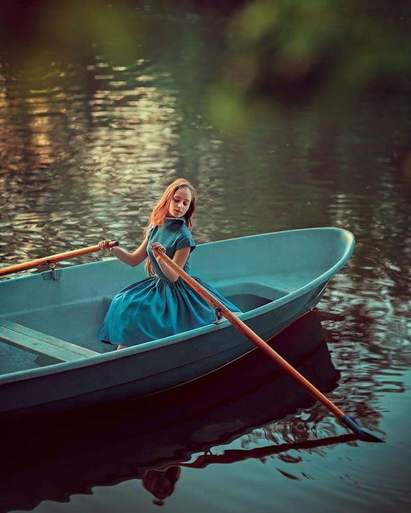 Девушка в лодке