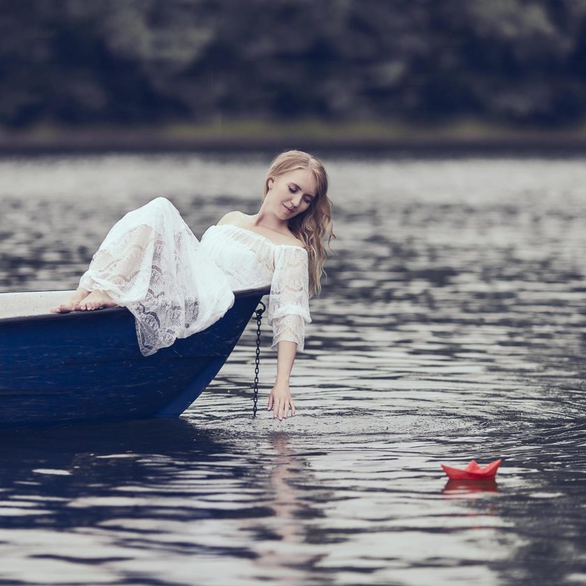 Девушка в лодке