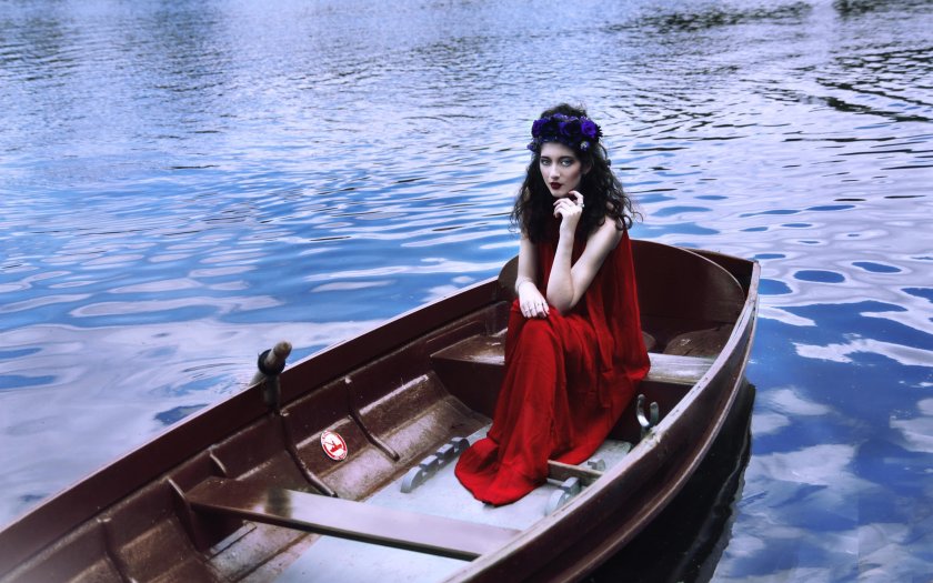 Девушка в лодке