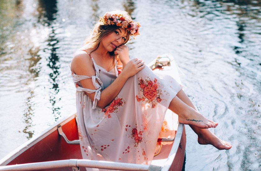 Девушка на лодке