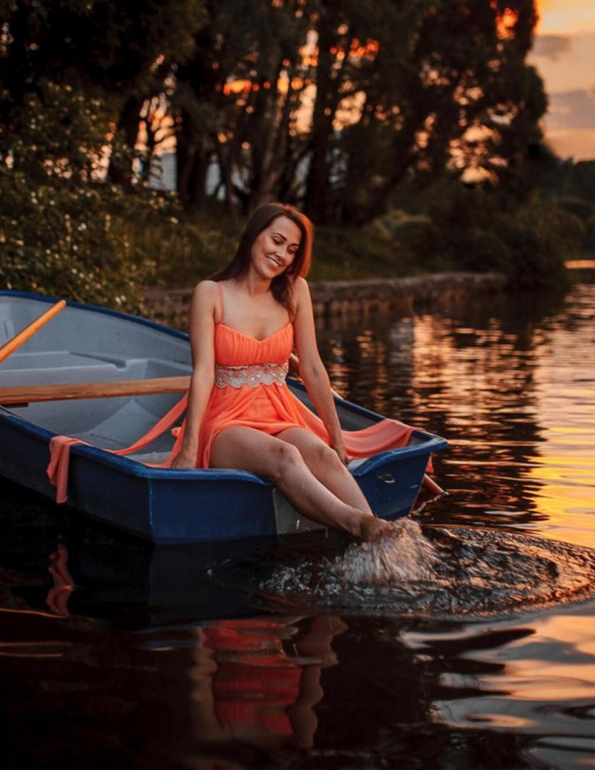 Красивая девушка в лотке