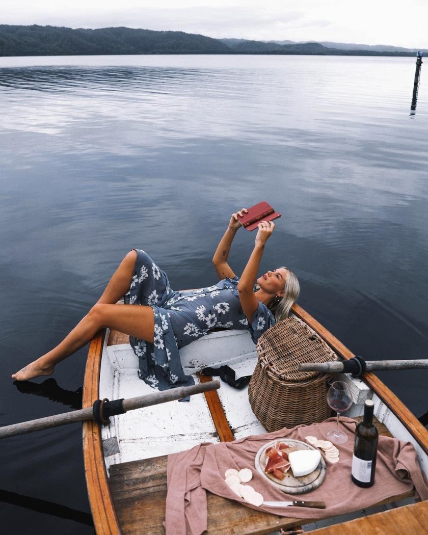 Девушка в лодке