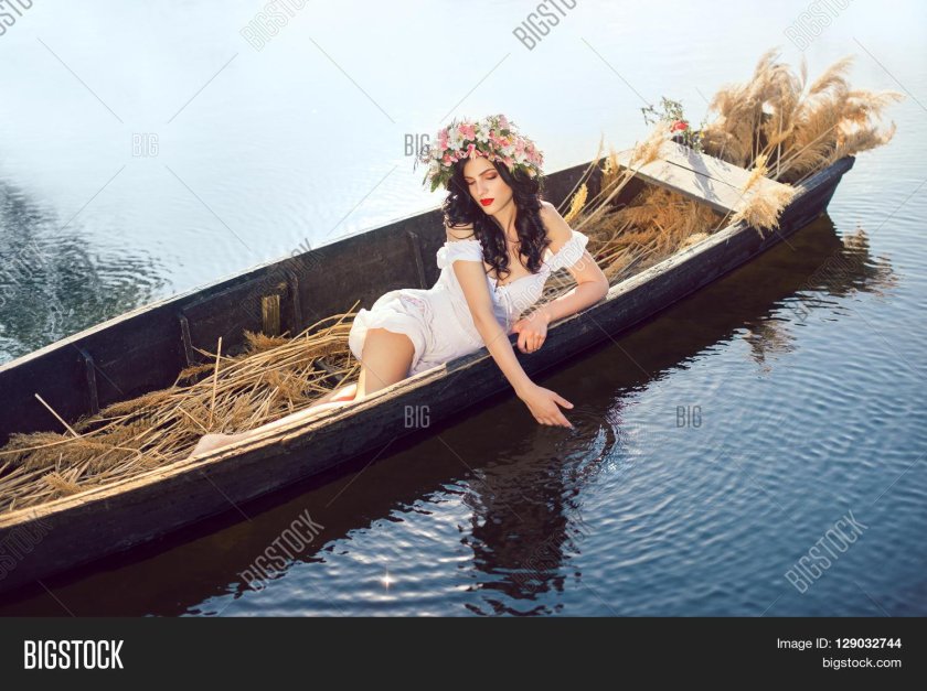Девушка в лодке