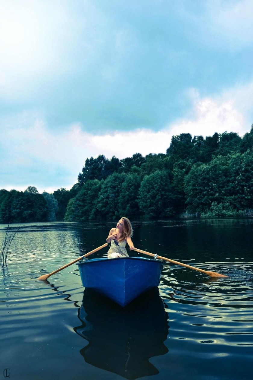 Девушка в лодке