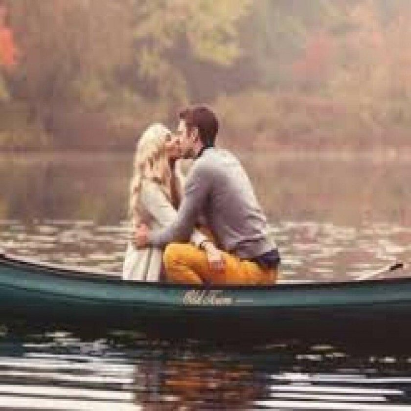 Парень с девушкой в лодке