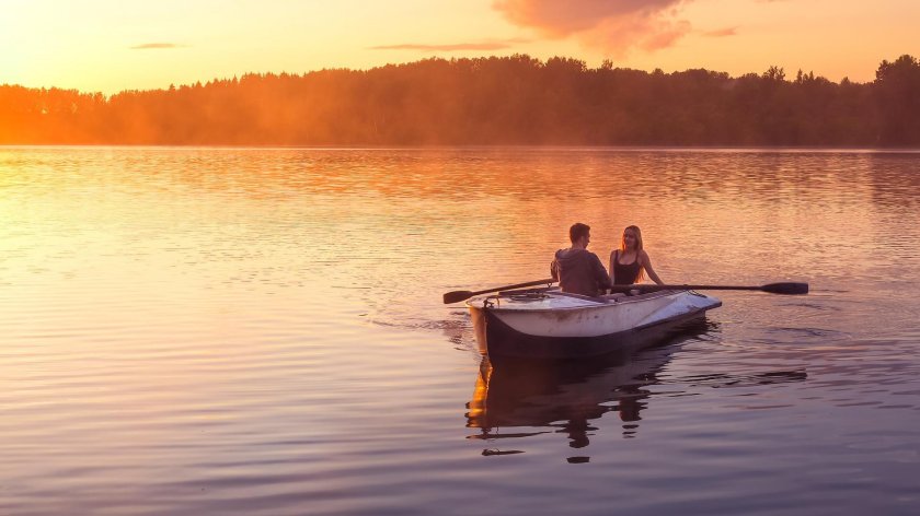 Влюбленные в лодке