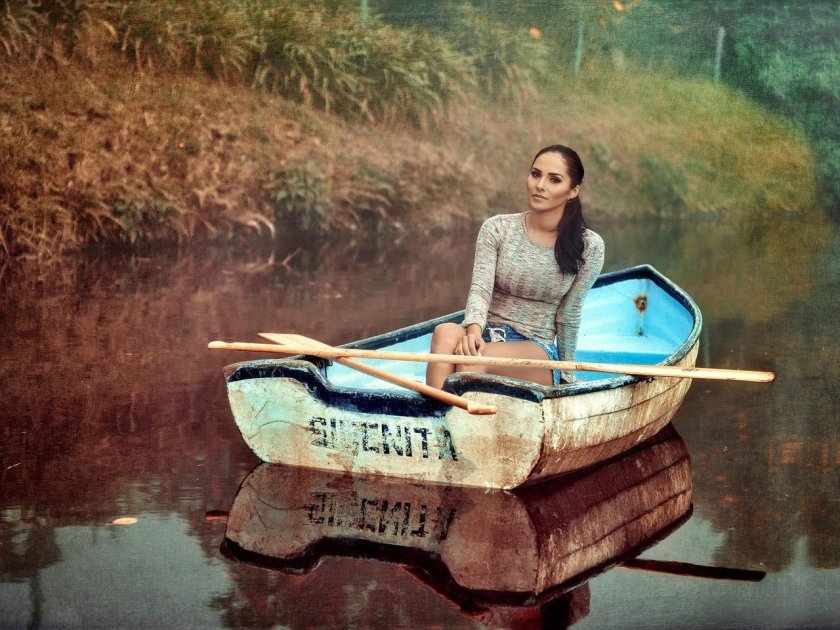 Девушка в лодке картина