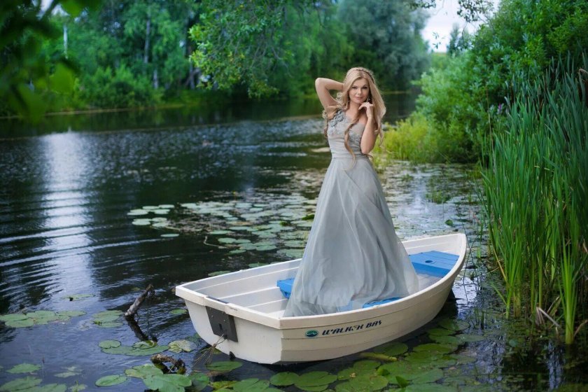 Девушка в лодке