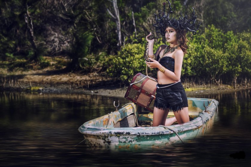 Девушка в лодке