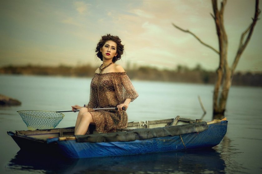 Девушка в лодке