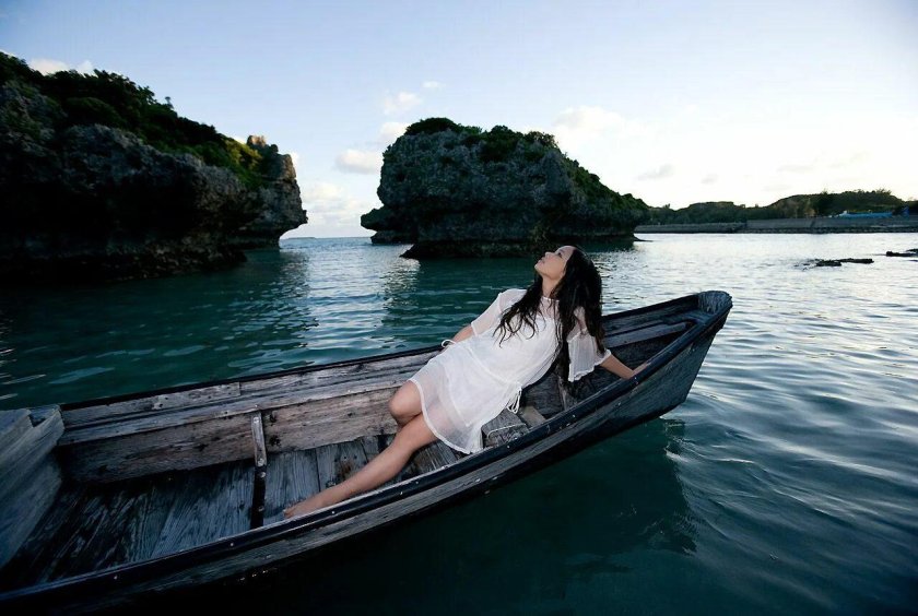 Девушка в лодке