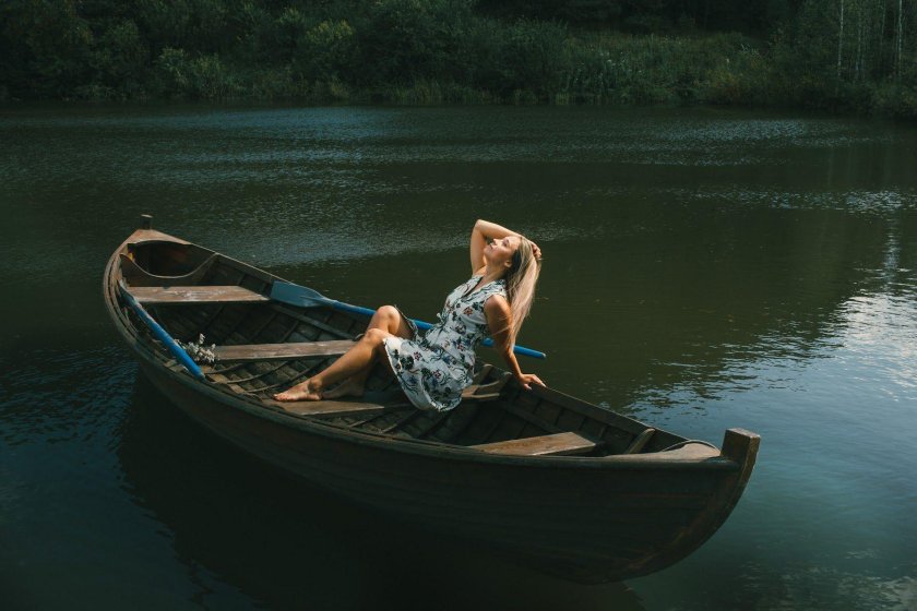 Девушка в лодке