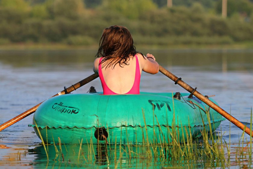 Девушка и резиновая лодка