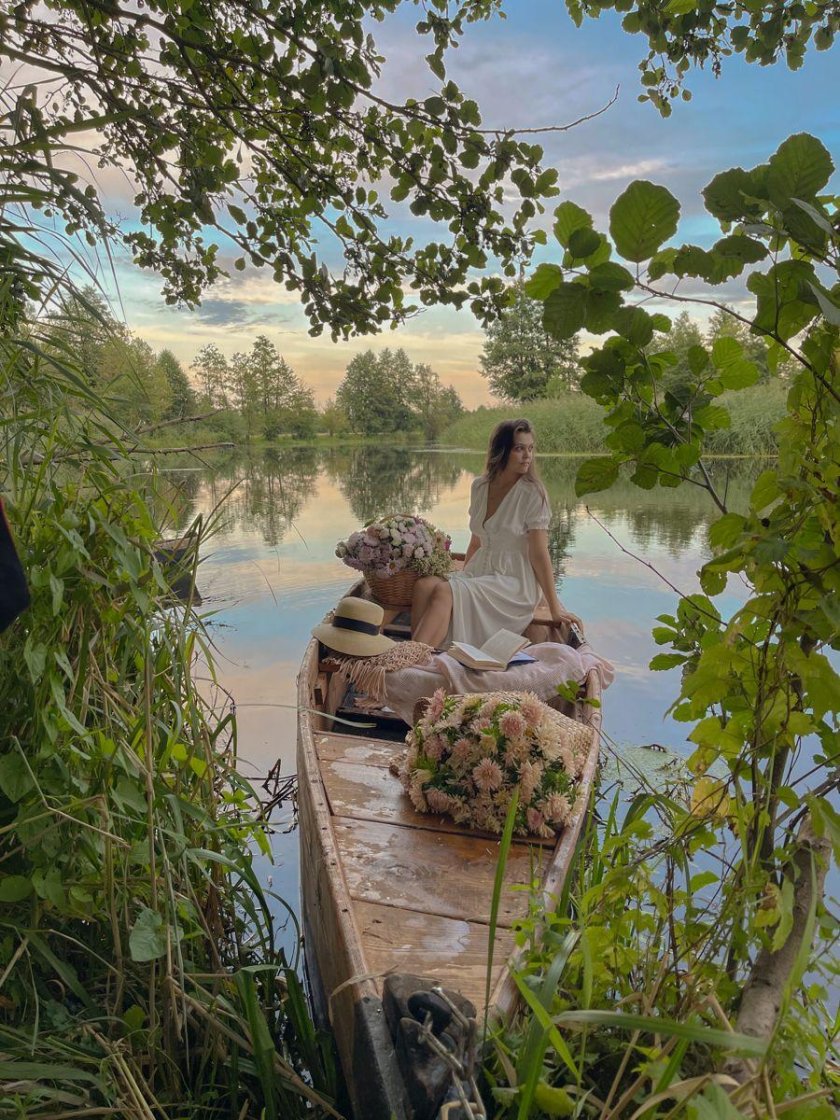 Фотосессия в лодке с цветами