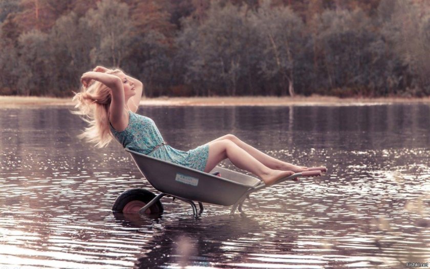 Девушка в телеге