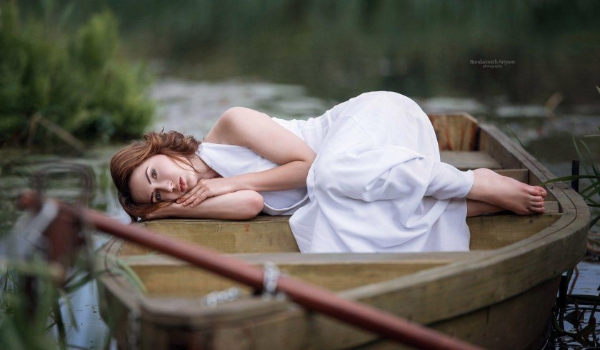 Девушка в лодке