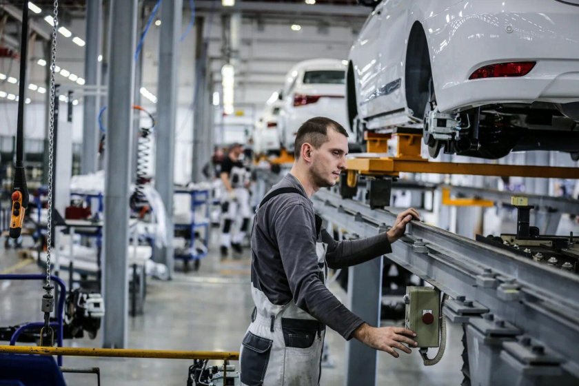 Работник автозавода