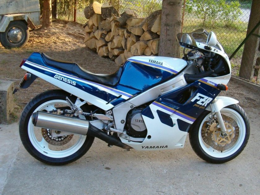 Yamaha FZR 750