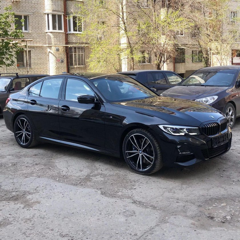 BMW 320i черная тонированная