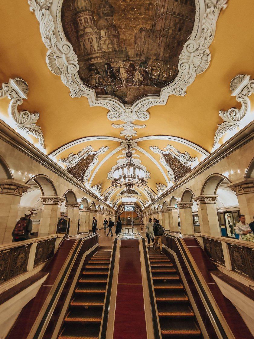 Станция метро Комсомольская