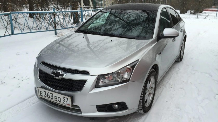 Серебристый Шевроле Круз с черной крышей
