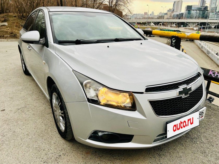Chevrolet cruze 2012 седан серебристый