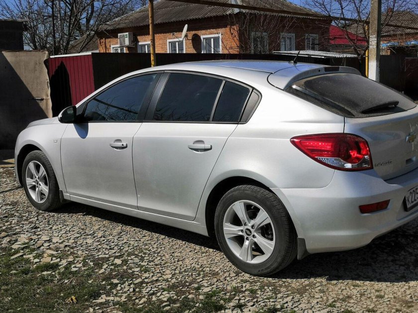 Шевроле Круз хэтчбек серебристый