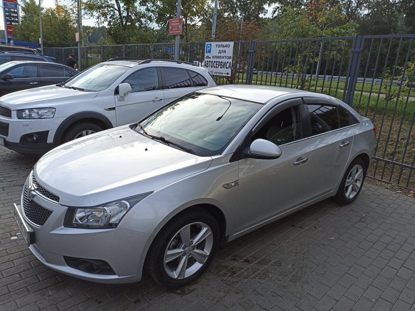 Шевроле Круз серебристый фон вертикальный