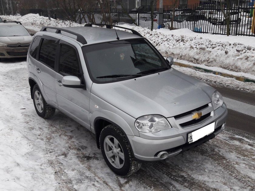 Шевроле Нива серебристая