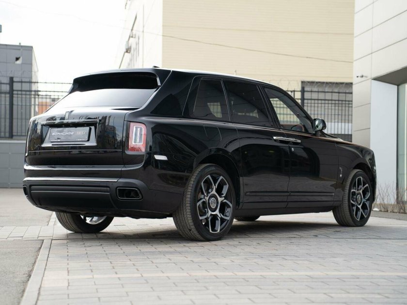Rolls royce cullinan black