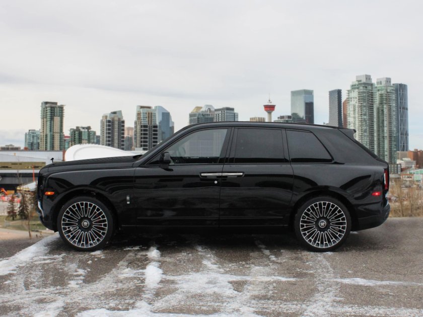 Rolls royce cullinan black wheels