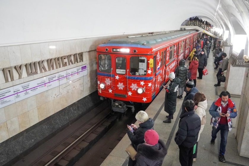 Новогодний поезд метро еж3 2023