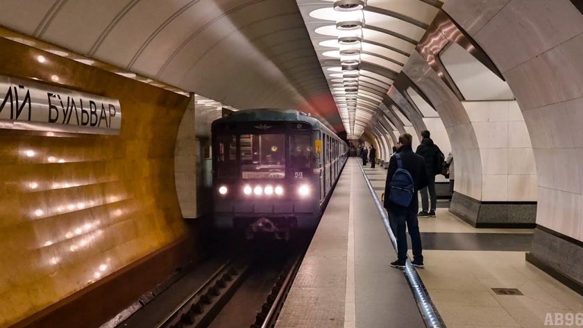 81-717.5М на станции Сретенский бульвар