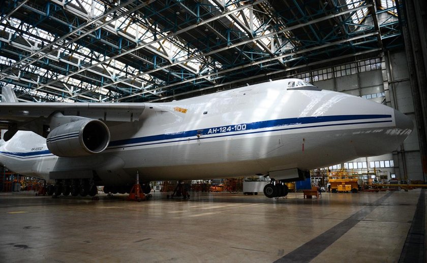 Самолет АН 124 100 Руслан