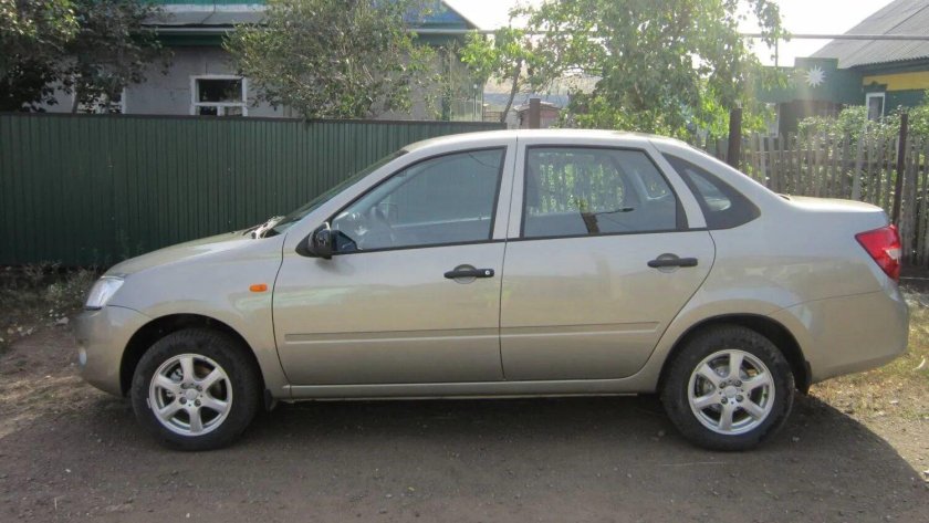 Лада Гранта цвет серый базальт 242