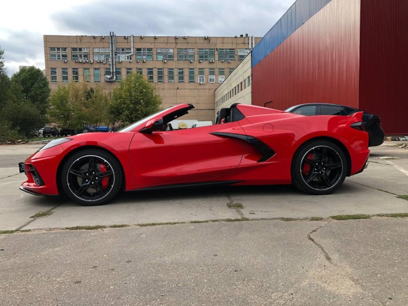 Шевроле Корвет 2022 красный