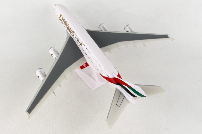Модель самолета airbus a380-800 emirates