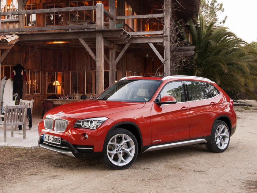 BMW x1 красная