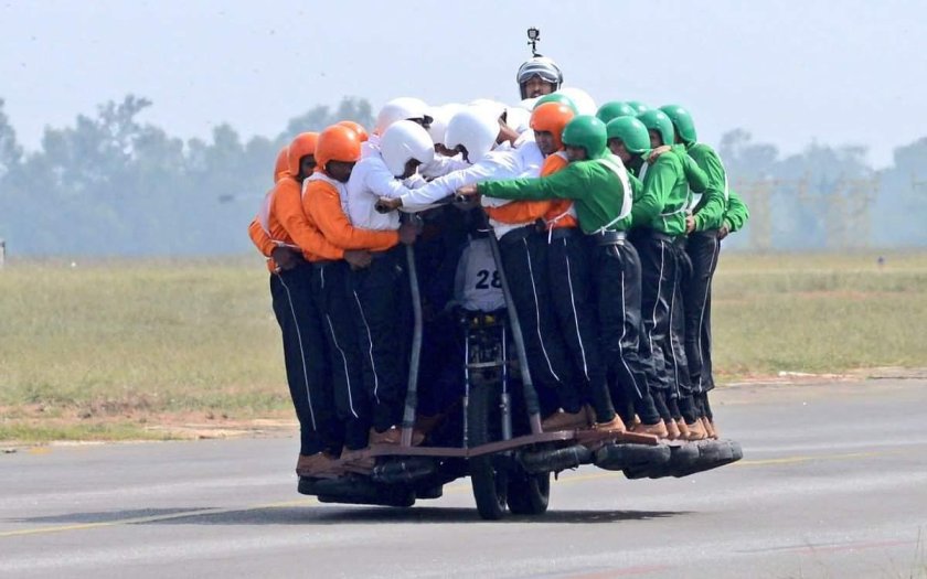 Куча людей на одном мопеде