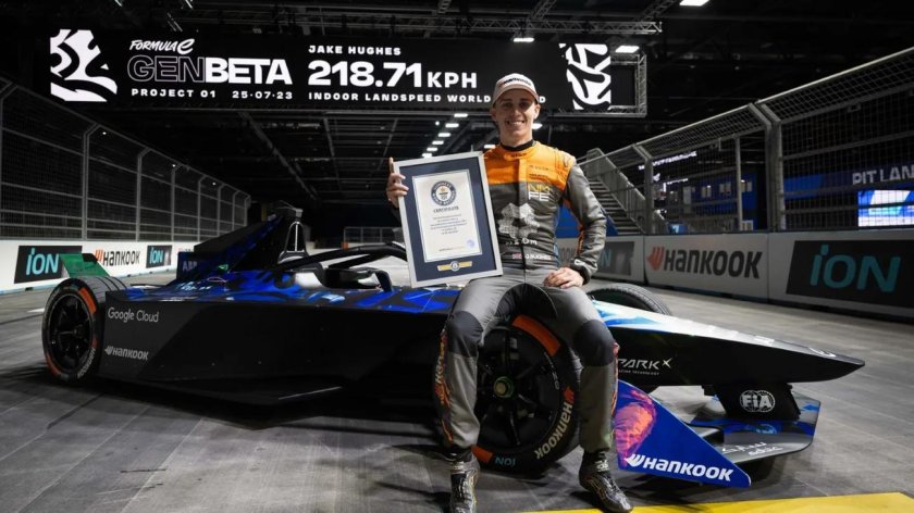 Neom MCLAREN Formula e