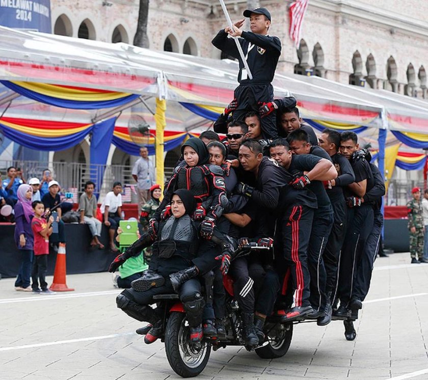 Много людей на одном мотоцикле