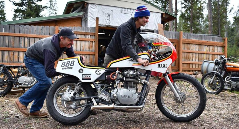 Заправляют мотоцикл