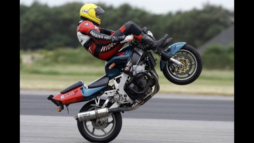 Мотоцикл на заднем колесе